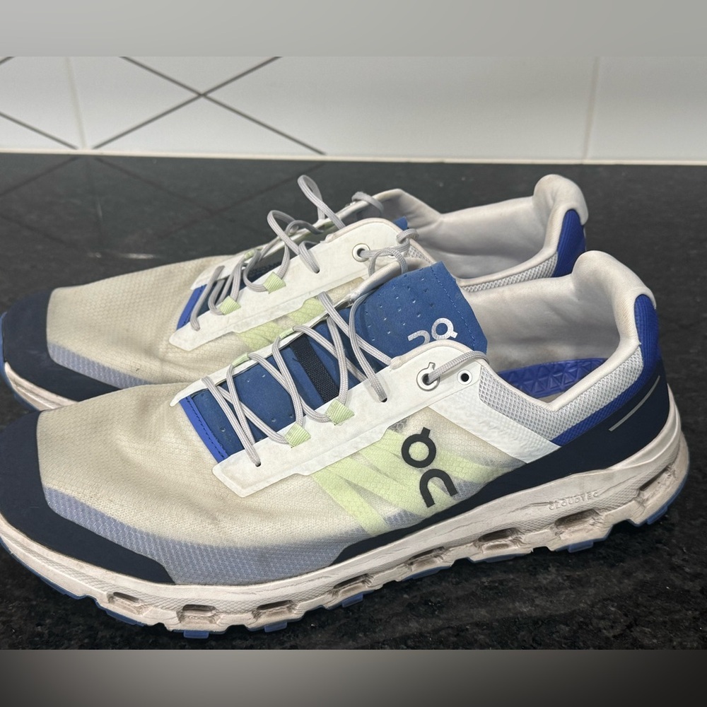 On cloudvista men’s running shoes